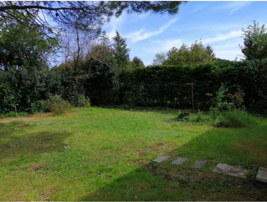 Emplacement De Toile De Tente Dans Jardin Cugand Buitenkant foto